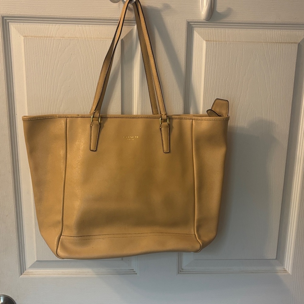 Coach Tan Leather Tote Bag with Structured Design